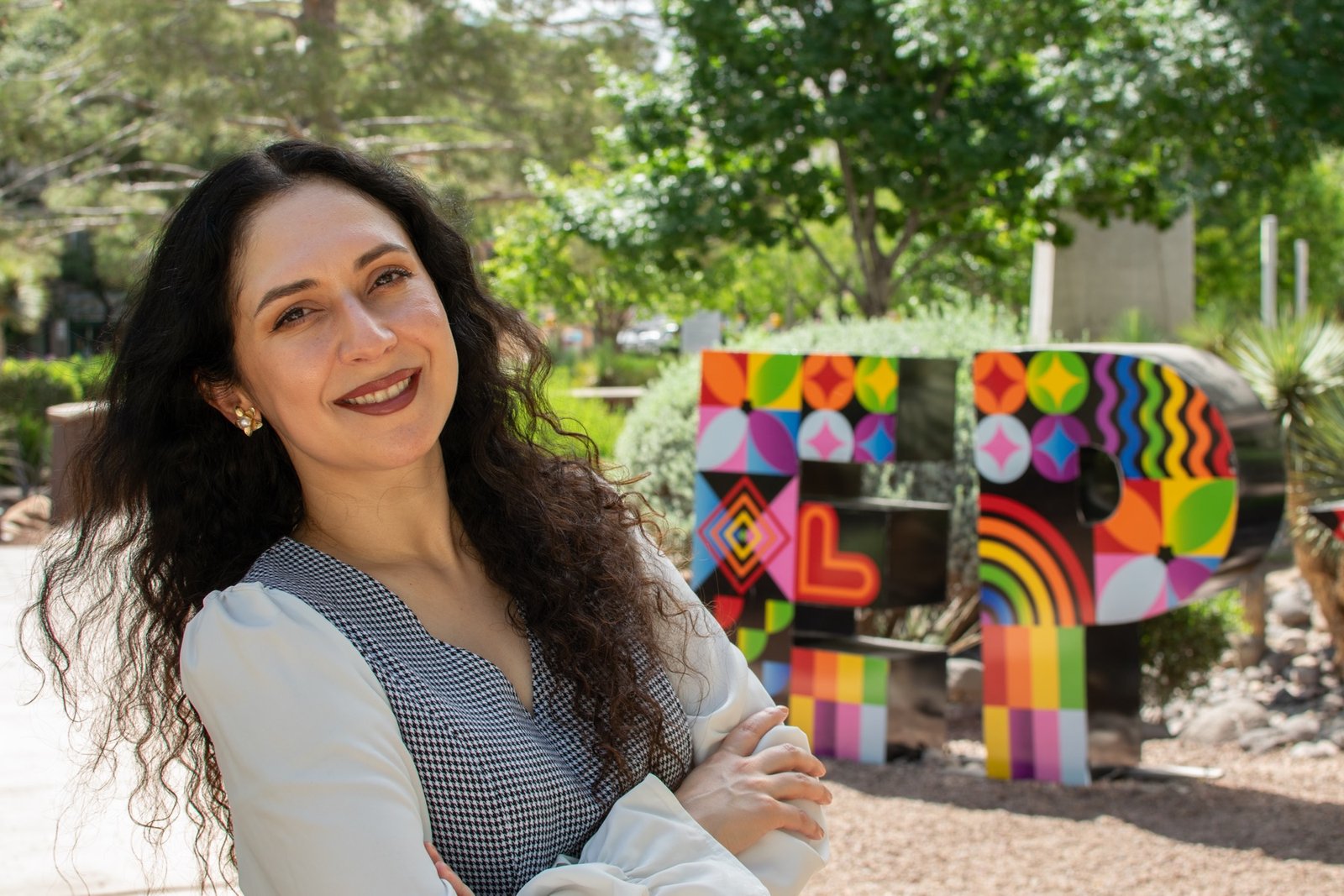 Maritza Perez, corredora, frente a las letras de El Paso